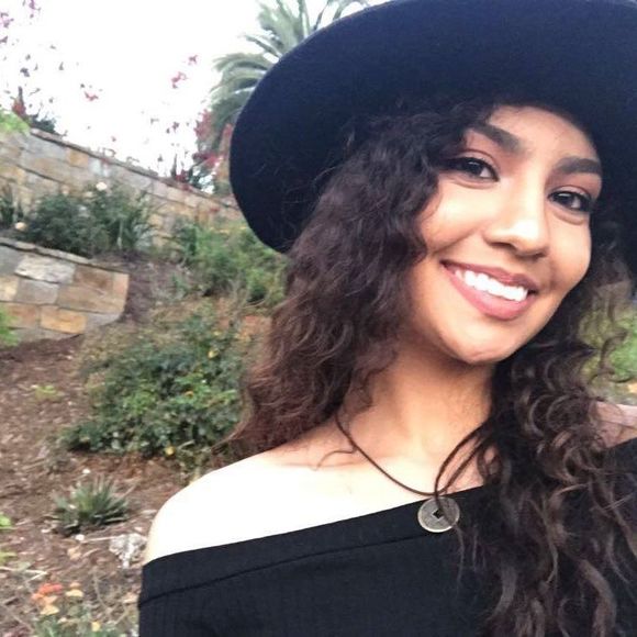 Meet your Posher, Jessenia - Picture 1 of 1